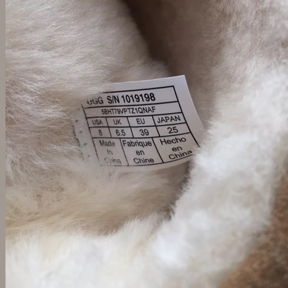 UGG CLASSIC SHORT SUNSHINE PERF CHESTNUT SUEDEBOOT - Picture 5 of 7